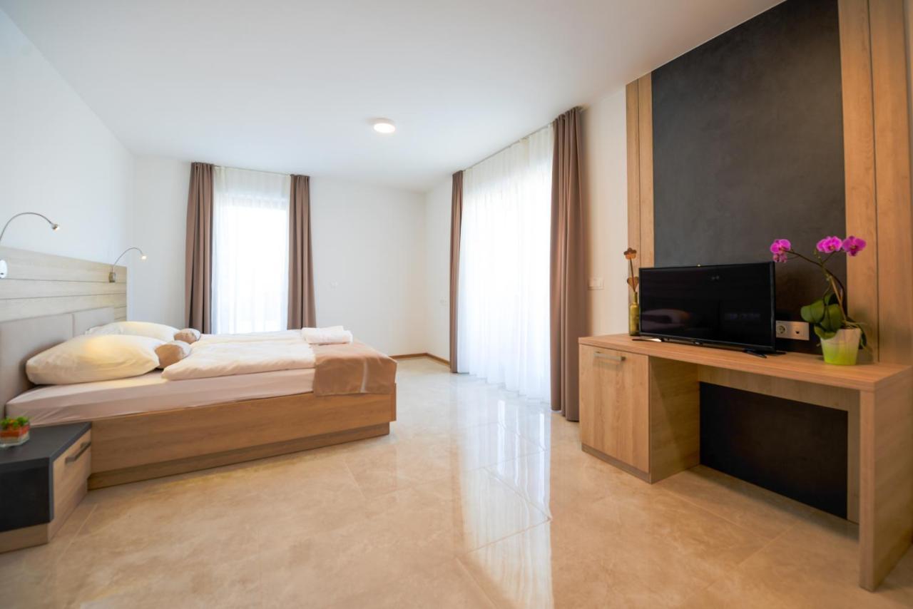Hotel Baron Смледник Экстерьер фото