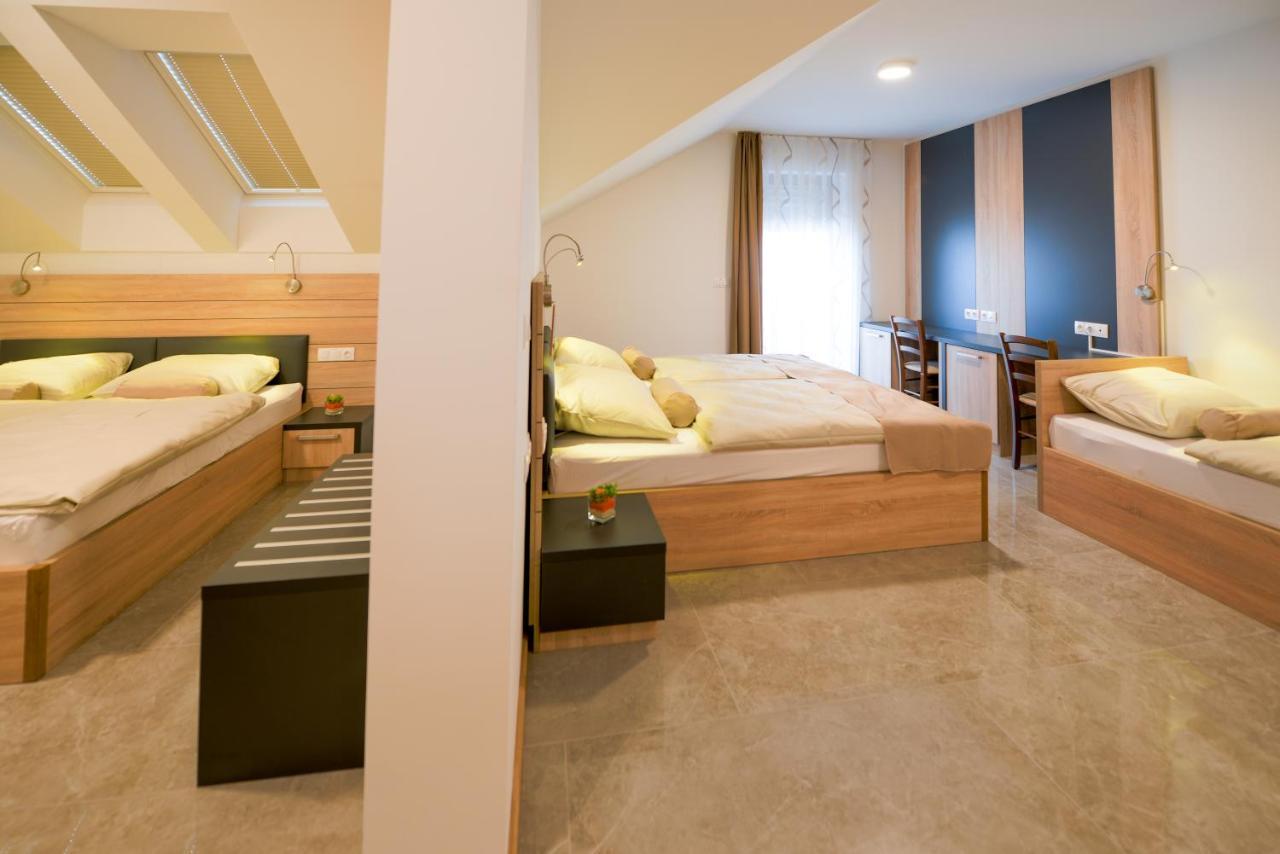 Hotel Baron Смледник Экстерьер фото