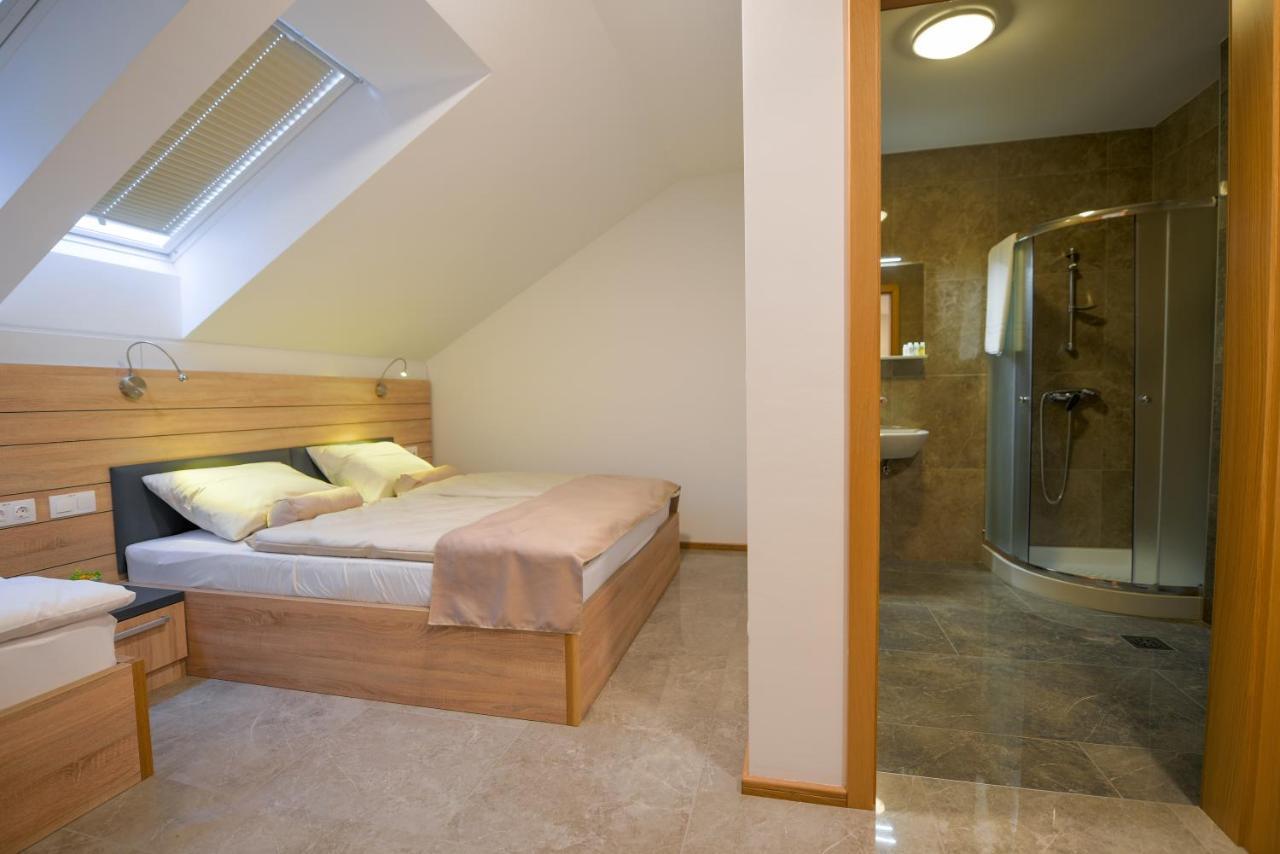 Hotel Baron Смледник Экстерьер фото
